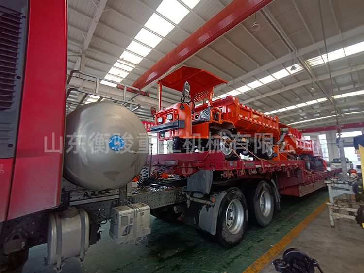  載重6噸四驅(qū)井下運輸車發(fā)往河南某礦